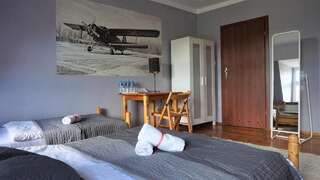 Хостелы Explorer Hostel & Apartment Stare Miasto Познань Четырехместный номер с собственной ванной комнатой-3
