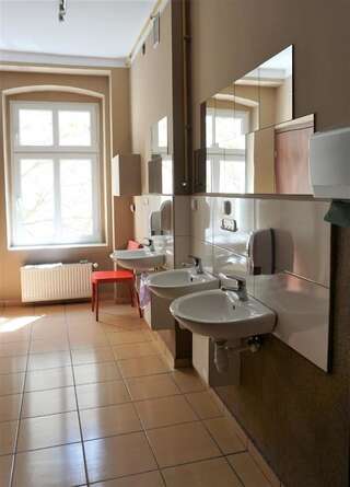 Хостелы Explorer Hostel & Apartment Stare Miasto Познань Двухместный номер с 2 отдельными кроватями и общей ванной комнатой-2