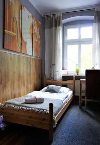 Хостелы Explorer Hostel & Apartment Stare Miasto Познань Одноместный номер с общей ванной комнатой-1