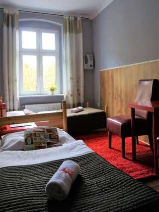 Хостелы Explorer Hostel & Apartment Stare Miasto Познань Двухместный номер с 2 отдельными кроватями и собственной ванной комнатой-2