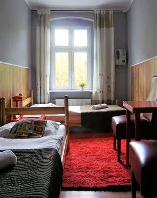 Хостелы Explorer Hostel & Apartment Stare Miasto Познань Двухместный номер с 2 отдельными кроватями и собственной ванной комнатой-4