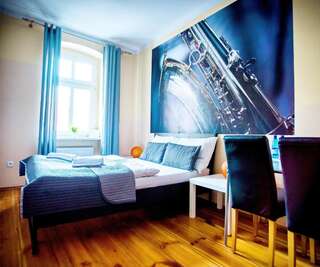 Хостелы Explorer Hostel & Apartment Stare Miasto Познань Двухместный номер с 1 кроватью и собственной ванной комнатой-2